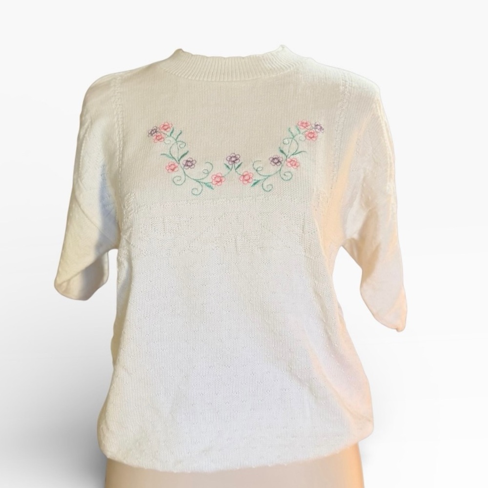 Vintage Floral Embroidered Women's Sweater Tee White Size M From Carly Blake